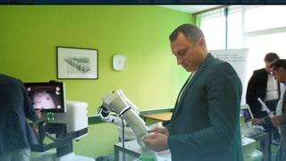Prvi ovakav aparat u BiH: Travnički ljekari imali edukaciju na hirurškom CMR robotu "Versius"