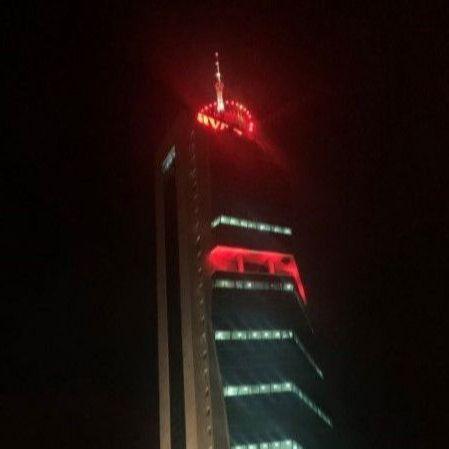 "Avaz Twist Tower" u crvenoj boji povodom Međunarodnog dana žena