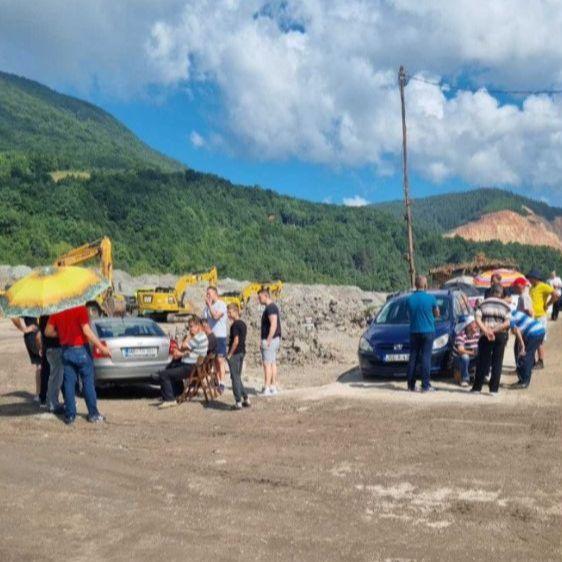 Foto + video / Nova drama u Mramoru kod Kaknja: Mještani ponovo blokirali rudarske mašine, nemaju drugog izbora