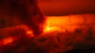 Vulkan Etna opet eruptirao: Stubovi lave i pepela uzdižu se iznad oblaka