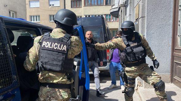 Dovođenje uhapšenih u prostorije MUP-a KS - Avaz