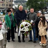 Polaganje cvijeća na Vrbanja mostu: Sjećanje na Suadu Dilberović i Olgu Sučić