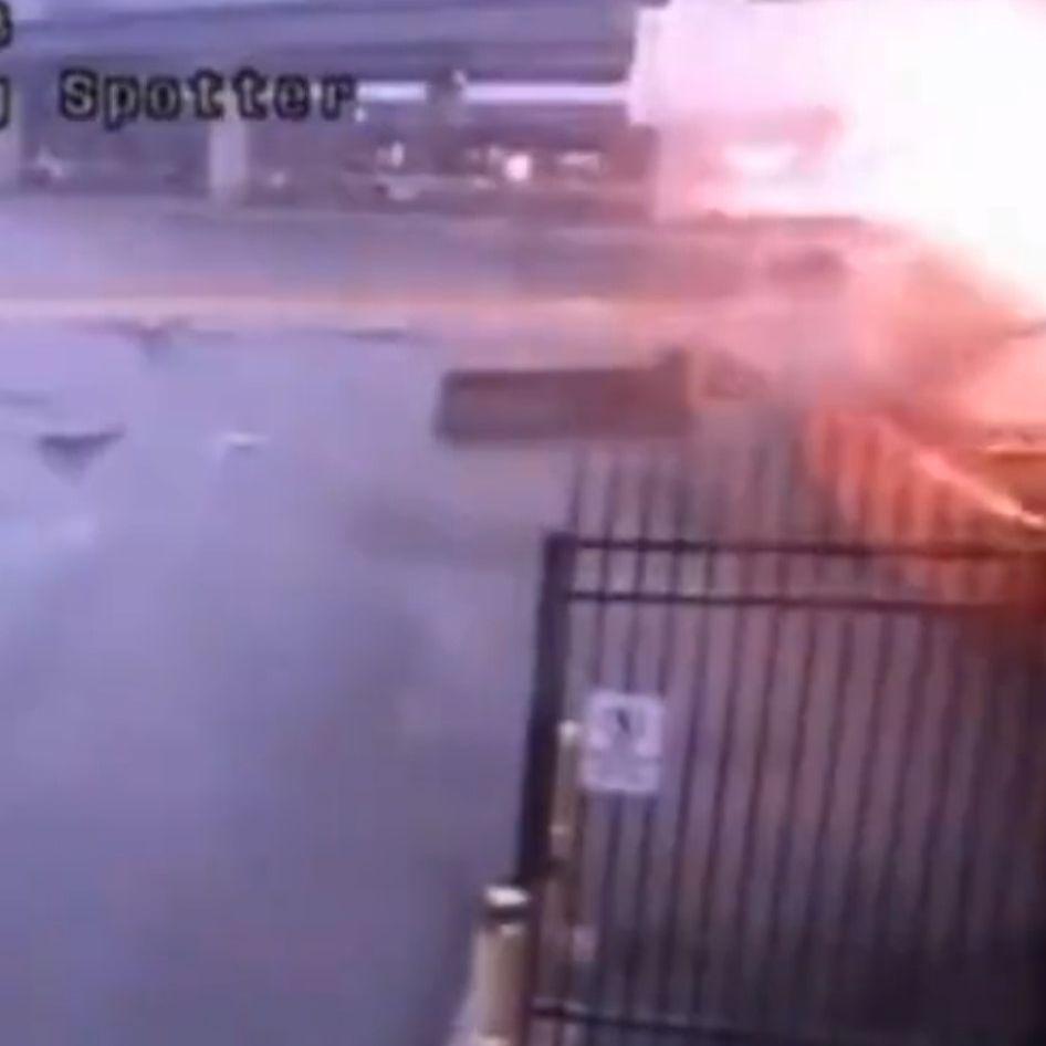 Video / Trenutak eksplozije automobila na granici Kanade i SAD-a uhvatila sigurnosna kamera