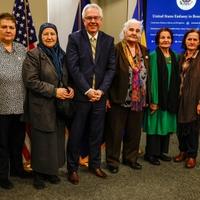 Ambasador Marfi s majkama Srebrenice: SAD snažno podržavaju njihove napore da pomognu u lociranju žrtava genocida