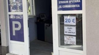 Natpis u Tučepima šokirao turiste iz Mostara: "Ko nema para, bez njega se može”
