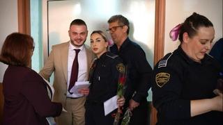 Rusmir Isak svim zaposlenicama u KPZ Zenica poklonio ružu i 100 KM