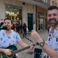 Amel Ćurić i Italijanski ulični pjevač zapjevali na bosanskom: Volimo Sarajevo