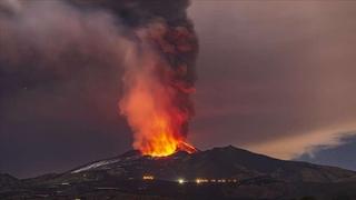 Etna izbacuje pepeo, zatvoren aerodrom u Cataniji