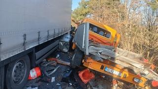 Uznemirujuće / Objavljen snimak stravične nesreće u kojoj je poginuo vozač kamiona iz BiH