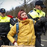 Nizozemski demonstranti se zalijepili za glavnu saobraćajnicu: Policija ih privela oko 1.000