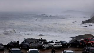 Dramatični snimci iz Kalifornije: Ogroman talas odnio ljude i vozila na plaži