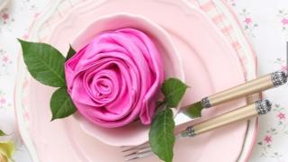 Ukrasite sto: Napravite ružu od salvete