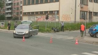 Nesreća u Tuzli: Motociklista udaren automobilom, prevezen na UKC Tuzla 
