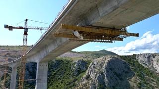 Fotografije iz zraka napuknuća mosta u Počitelju: Radnici popravljaju šta se popraviti može!
