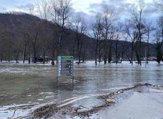 Izlila se rijeka Drina: Stvara probleme kod Bratunca, poplavljen ugostiteljski objekt u Ustikolini