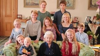 Kraljevska porodica objavila fotografiju Elizabete s unucima
