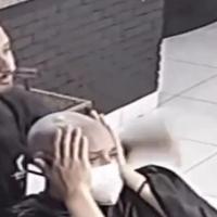 Video rasplakao mnoge: Frizer se ošišao na "nulu" zbog mušterije oboljele od raka