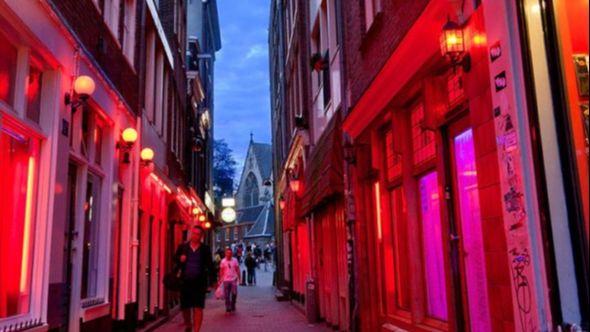 Ulica crvenih fenjera u Amsterdarmu - Avaz