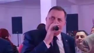Dodik otišao na stranačku proslavu 8. marta: Zapjevao hit Halida Bešlića "Romanija"