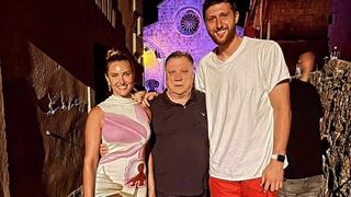 Nurkić se na odmoru sreo s čuvenim bh. pjevačem, fotografisao ih legendarni glumac