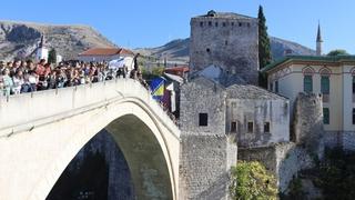 Skokom bez aplauza obilježene tri decenije barbarskog rušenja Starog mosta