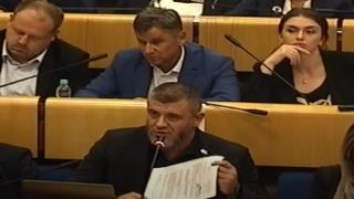 Burno na vanrednoj sjednici Parlamenta FBiH, Zildžić prijeti: Na silu ćemo odgovoriti silom 