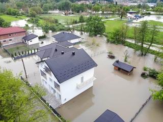 Potop u Bosanskoj Krupi: "Dijete se na parkingu igralo oko 19 sati, a već u 21 sat nivo vode na tom mjestu bio je metar i po"