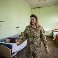 Žene u redovima ukrajinske vojske: Pomažu i liječe vojnike na frontu