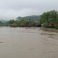 Stanje u Bosanskoj Krupi nikad gore: Proglašeno stanje prirodne nesreće, brojni objekti pod vodom