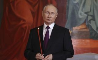 Putin na vaskršnjoj liturgiji: Obučen u svečano odijelo sa svijećom u ruci 

