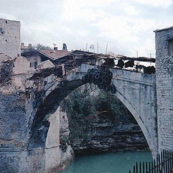 Prije 30 godina projektilima HVO-a srušen Stari most u Mostaru