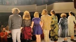 Opstrukcije RTRS-a nisu uspjele: Glumci Sarajevskog ratnog teatra nagrađeni višeminutnim aplauzom u Banjoj Luci