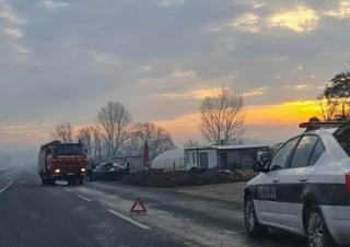 Teška saobraćajna nesreća kod Kalesije: Jedna osoba poginula, vatrogasci na terenu