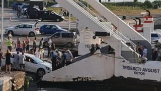 Muškarac u Crnoj Gori pokušao da se ukrca na trajekt u pokretu: Automobil zamalo upao u more