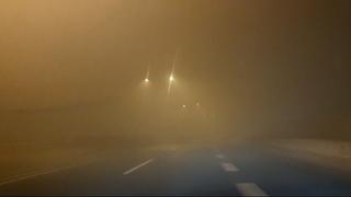 Video / Nemogući uslovi za vožnju: Magla i smog okovali Sarajevo, ne vidi se prst pred okom