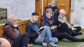 Dino Merlin sluša učenje Kur’ana u Čekrekčijinoj džamiji u Sarajevu