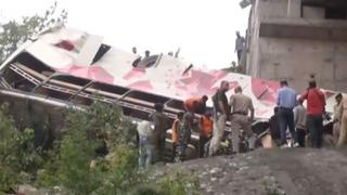 U padu autobusa s mosta u Kašmiru deset poginulih i 55 povrijeđenih