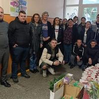 Učenici MSŠ i OŠ "Hasan Kikić" iz Gračanice posjetili Majke Srebrenice i uručili im poklone