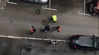 Snimljeno u Sarajevu: Treći dan radnici pokušavaju otvoriti šaht, možda su macola i kramp zastarjeli!?