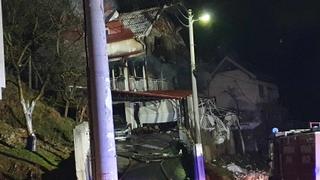 U eksploziji kuće u Binježevu poginuo mladić (27): Majka i otac povrijeđeni, otac krvav ležao na cesti
