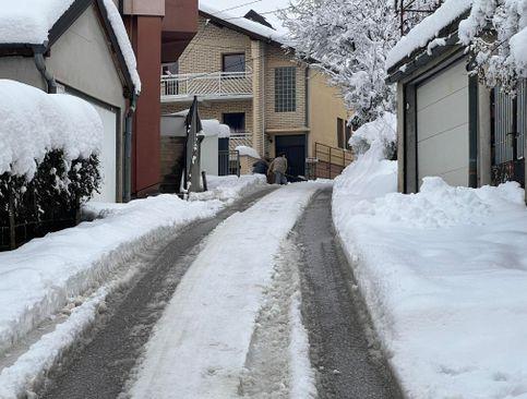 Građani sami čiste snijeg  - Avaz