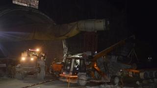 U Indiji 40 radnika već pet dana zarobljeno u urušenom tunelu: Spasioci probili 21 metar puta
