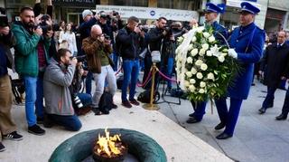 Položeno cvijeće ispred Vječne vatre i Spomen-obilježja ubijenoj djeci Sarajeva