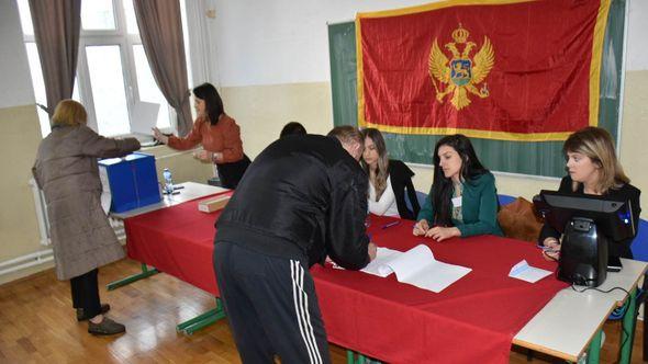 Jedno od biračkih mjesta u Crnoj Gori - Avaz