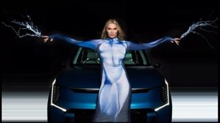 Video / Bizarna reklama: Kia "priključila" manekenku na struju od milion volti