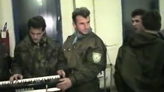 Video / Brat rahmetli Izeta Nanića objavio video kako se u ratu dočekivala Nova godina, a danas Bužim nije ni okićen!