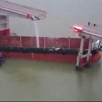Teretni brod se zabio u most: U rijeku propali automobili i autobus