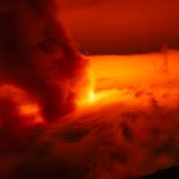 Vulkan Etna opet eruptirao: Stubovi lave i pepela uzdižu se iznad oblaka