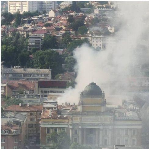 Video / Dramatični snimci iz centra Sarajeva: Gori zgrada Centralnog zatvora, vatra zahvatila Općinski i Kantonalni sud