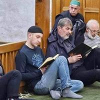 Dino Merlin sluša učenje Kur’ana u Čekrekčijinoj džamiji u Sarajevu